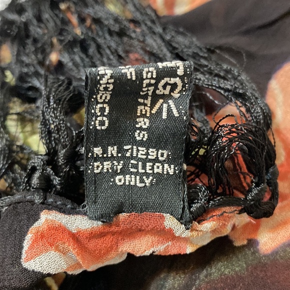 “ATG”ALL THAT GLITTERS OF SAN FRANCISCO BRAND NEW FLORAL FRINGED SCARF/SHAWL - Picture 10 of 10